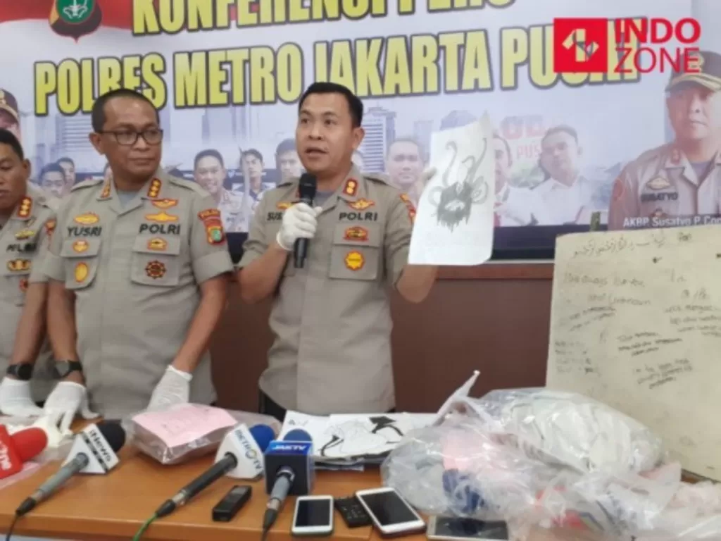 Polisi menunjukkan barang bukti saat konferensi pers pembunuhan bocah di Mapolres Jakarta Pusat, Sabtu (7/3/2020). (INDOZONE/M Fadli)