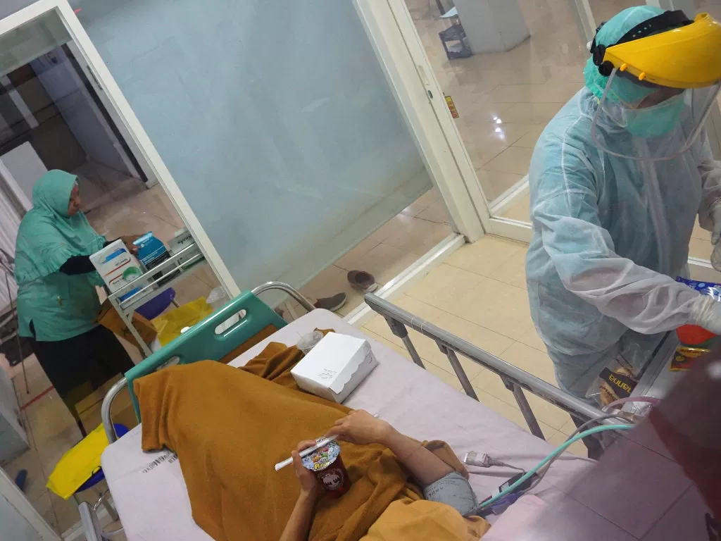 Ilustrasi: perawat dengan mengenakan pakaian APD (Alat Pelindung Diri) berupa baju Hazmat (Hazardous Material) melayani pasien kedua suspect (terduga penderita) Corona. (ANTARA/Destyan Sujarwoko)