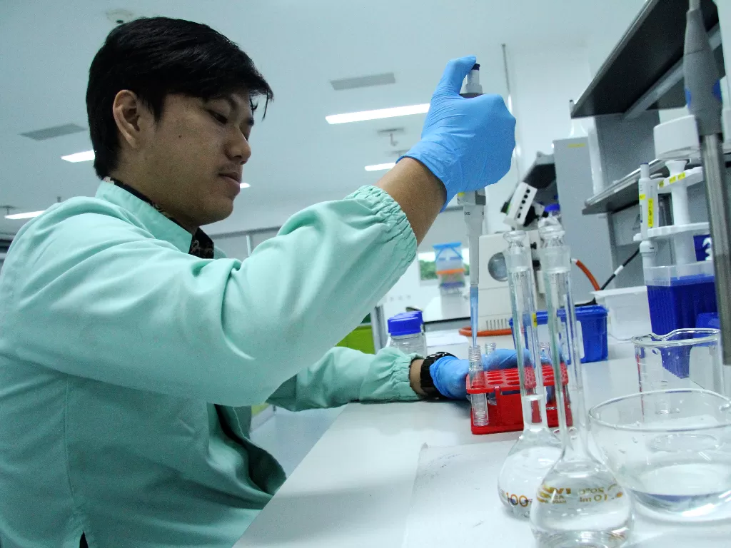 Ilustrasi - Pekerja melakukan uji kadar air bersih di ruang laboratorium di salah satu tempat industri obat Biosimilar. (photo/ANTARA/Risky Andrianto)