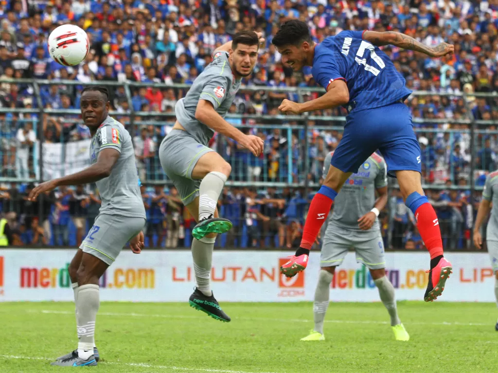 Persib Bandung mengalahkan Arema FC dengan skor 2-1 dalam pertandingan Liga 1 2020 di Stadion Kanjuruhan, Malang, Jawa Timur, Minggu (8/3/2020). (ANTARA FOTO/Ari Bowo Sucipto)