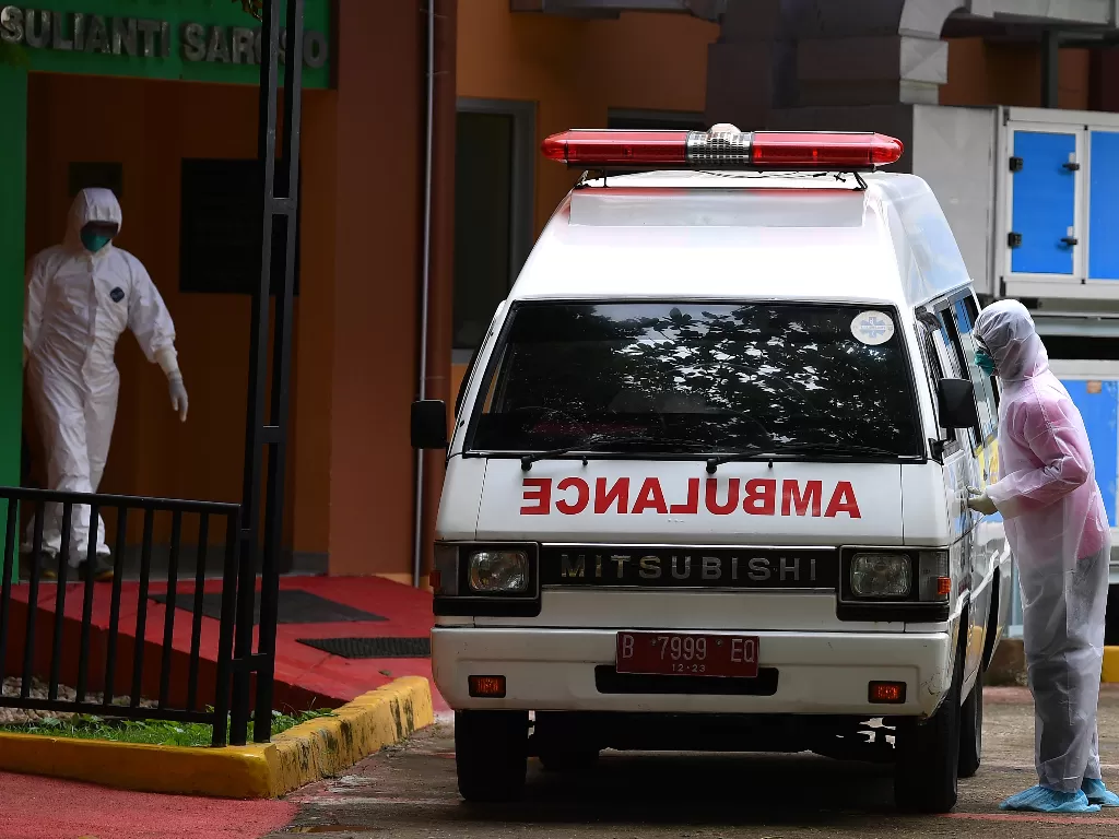 Petugas memindahkan mobil ambulans di samping ruang isolasi RSPI Prof. Dr. Sulianti Saroso. Rumah sakit itu merupakan salah satu tempat rujukan pasien virus corona (ANTARA FOTO/Sigid Kurniawan).