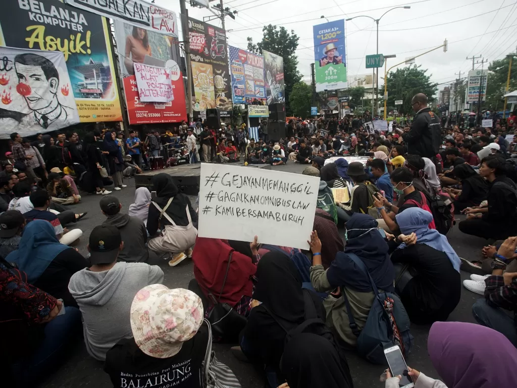 Sejumlah aktivis melakukan aksi damai #GejayanMemanggil di kawasan Gejayan, Sleman, D.I Yogyakarta, Senin (9/3/2020). (ANTARA FOTO/Andreas Fitri Atmoko)
