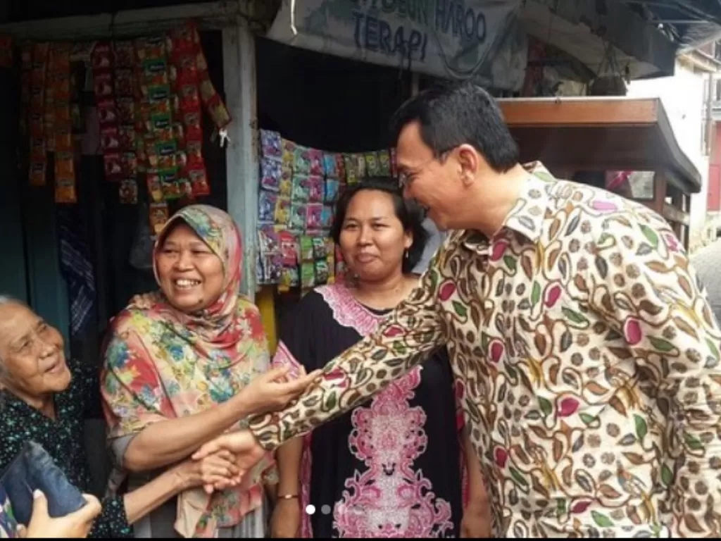 Basuki Tjahaja Purnama alias Ahok nampak sedang berbincang dengan warga. (Instagram/@basukibtp)