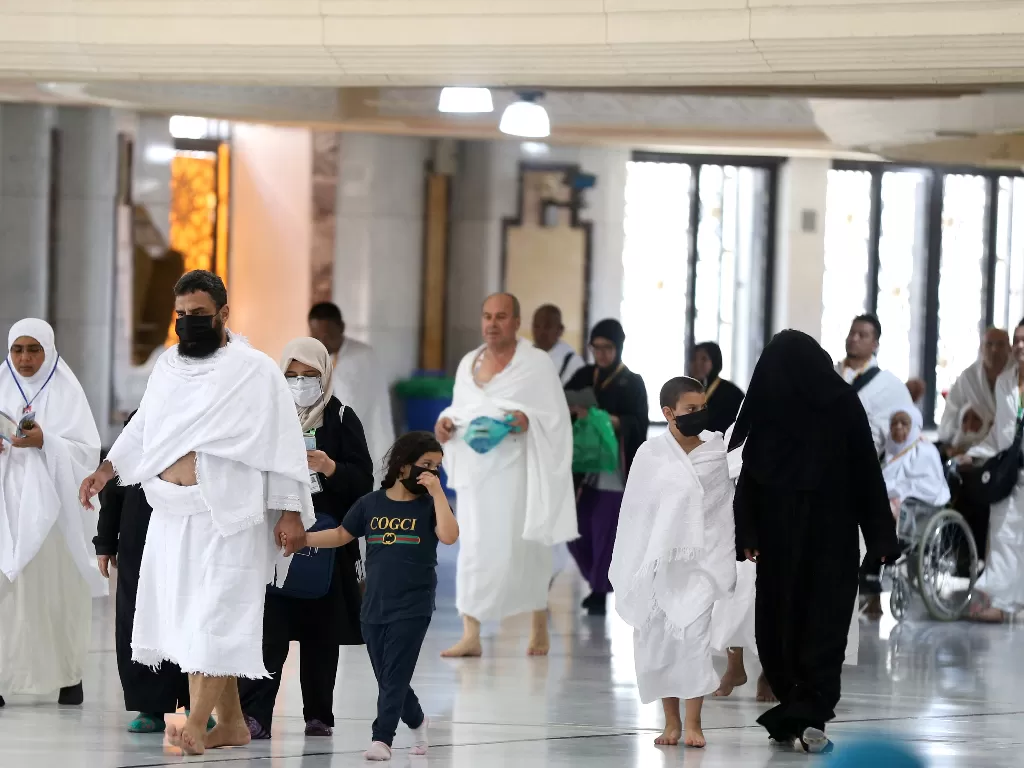 Para jamaah di Masjidil Haram di kota suci Mekah mengenakan masker (REUTERS/Ganoo Essa)