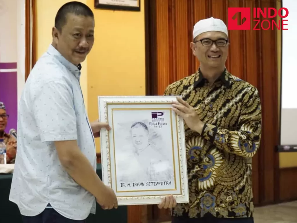 Direktur Utama Garuda Indonesia Irfan Setiaputra (kiri) dan Ketua Umum Sapuhi Syam Resfiadi dalam acara Milad ke-37 Patuna Travel di Gedung Manggala Wanabakti, Minggu (8/3/2020). (INDOZONE/Sigit Nugroho)
