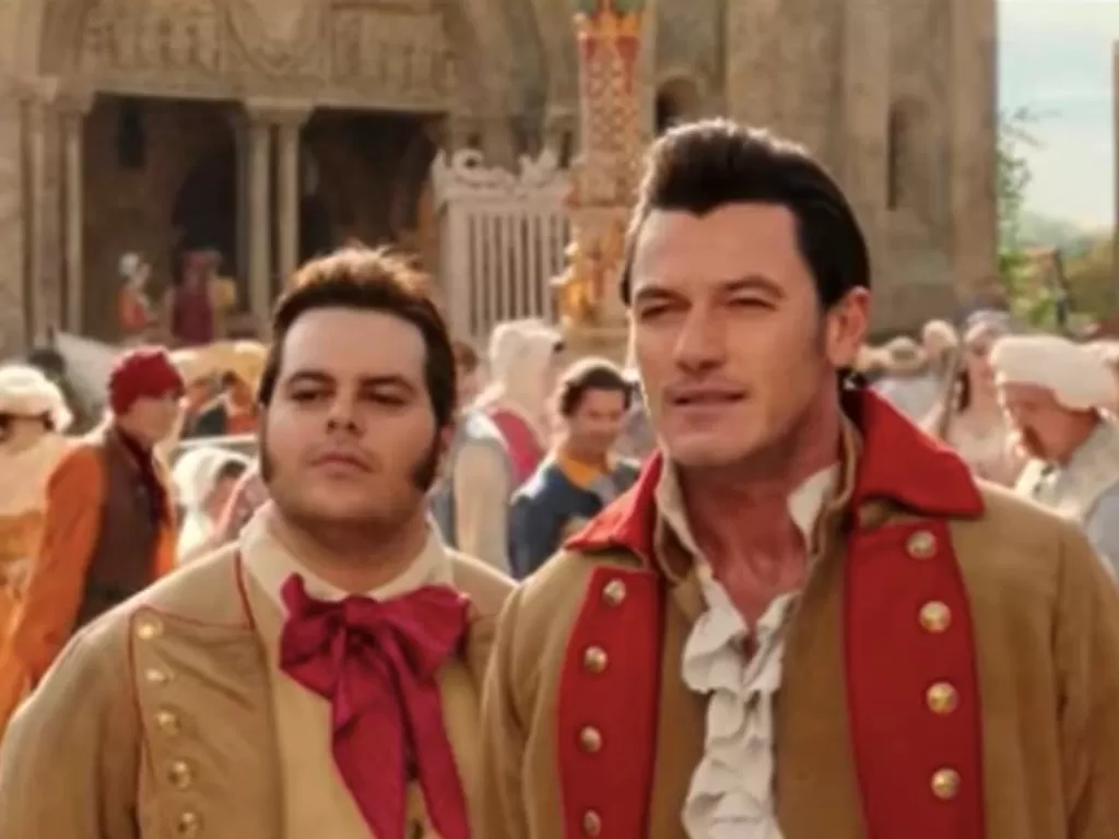 (Kanan-kiri) Luke Evans sebagai Gaston dan Josh Gad sebagai LeFou dalam film 
