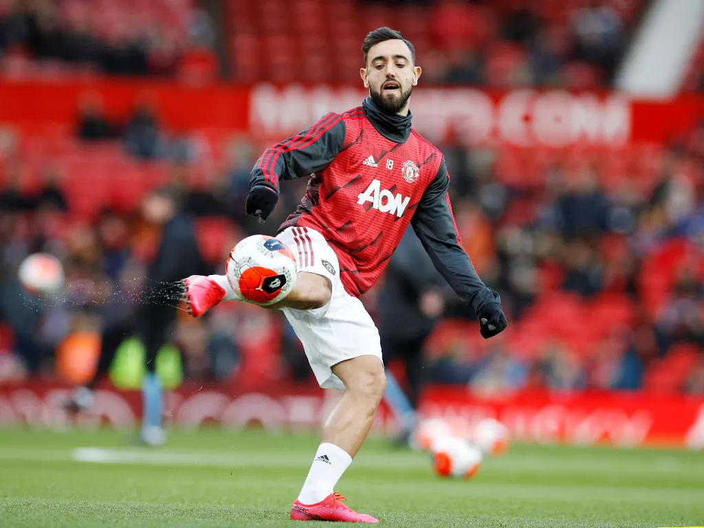 Gelandang Manchester United, Bruno Fernandes melakukan pemanasan sebelum laga dimulai. (REUTERS/Phil Noble)