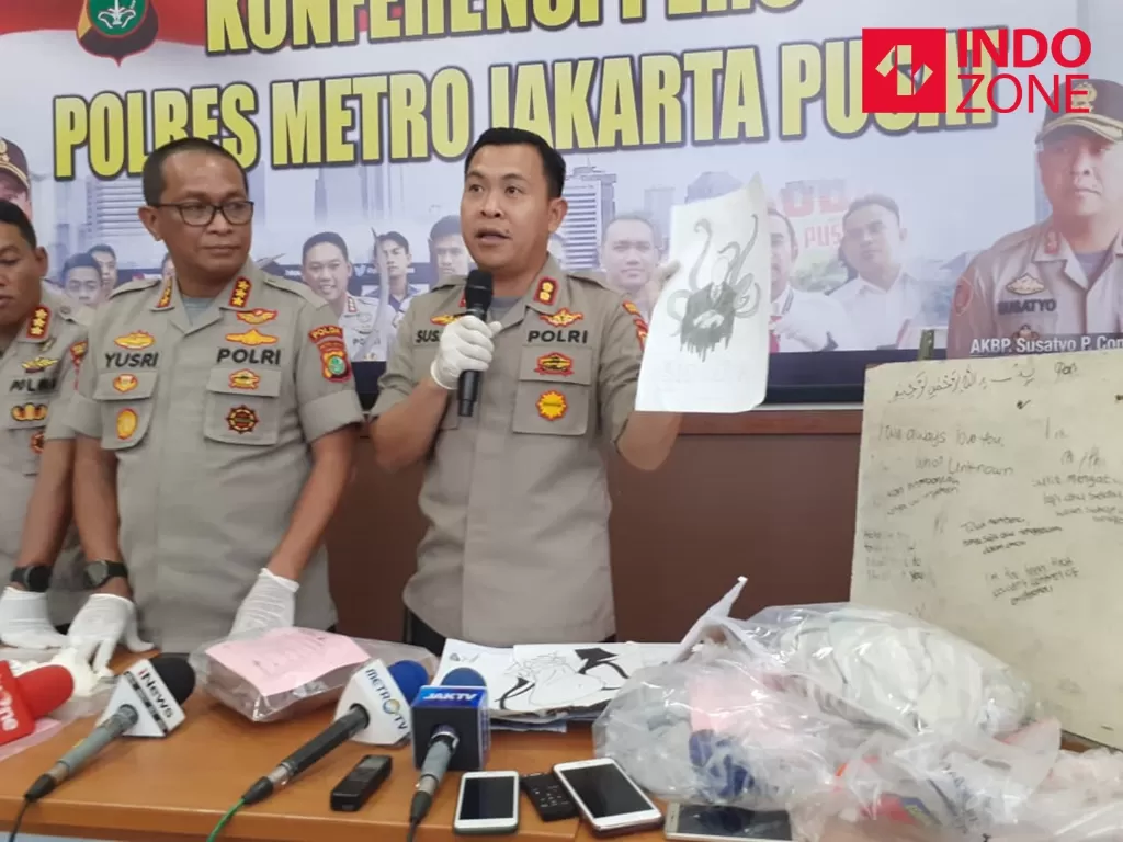 Polisi menunjukkan sketsa dan curhatan pelaku pembunuh bocah 5 tahun saat konferensi pers di Mapolres Jakarta Pusat, Sabtu (7/3/2020). (INDOZONE/M Fadli)