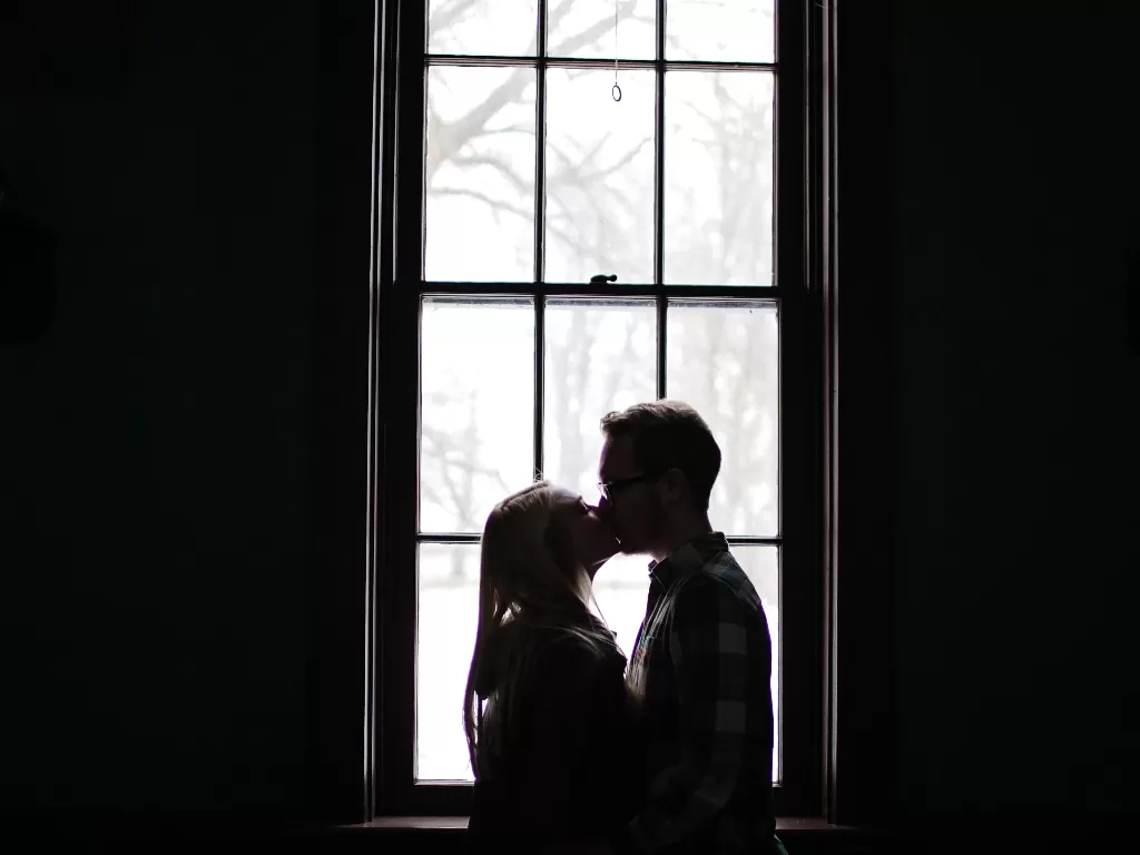 Ilustrasi ciuman (Pexels/Leah Kelley)