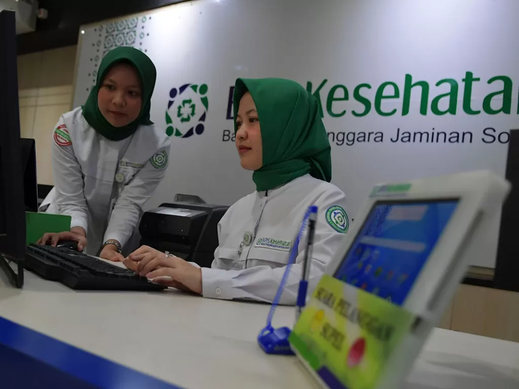 Petugas memasukkan data pelayanan di Kantor Pelayanan Kantor Badan Penyelenggara Jaminan Sosial (BPJS) Kesehatan Jakarta Pusat, Matraman, Jakarta, Senin (9/3/2020).  (ANTARA FOTO/M Risyal Hidayat) 