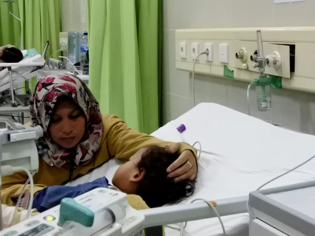 Ilustrasi - Seorang ibu sedang merawat dan menjaga anaknya yang menderita demam berdarah dangue (DBD) yang dirawat di salah satu ruangan di RSUD Prof WZ Johanes di Kota Kupang, NTT, Jumat (7/2/2020). (photo/ANTARA/Kornelis Kaha)