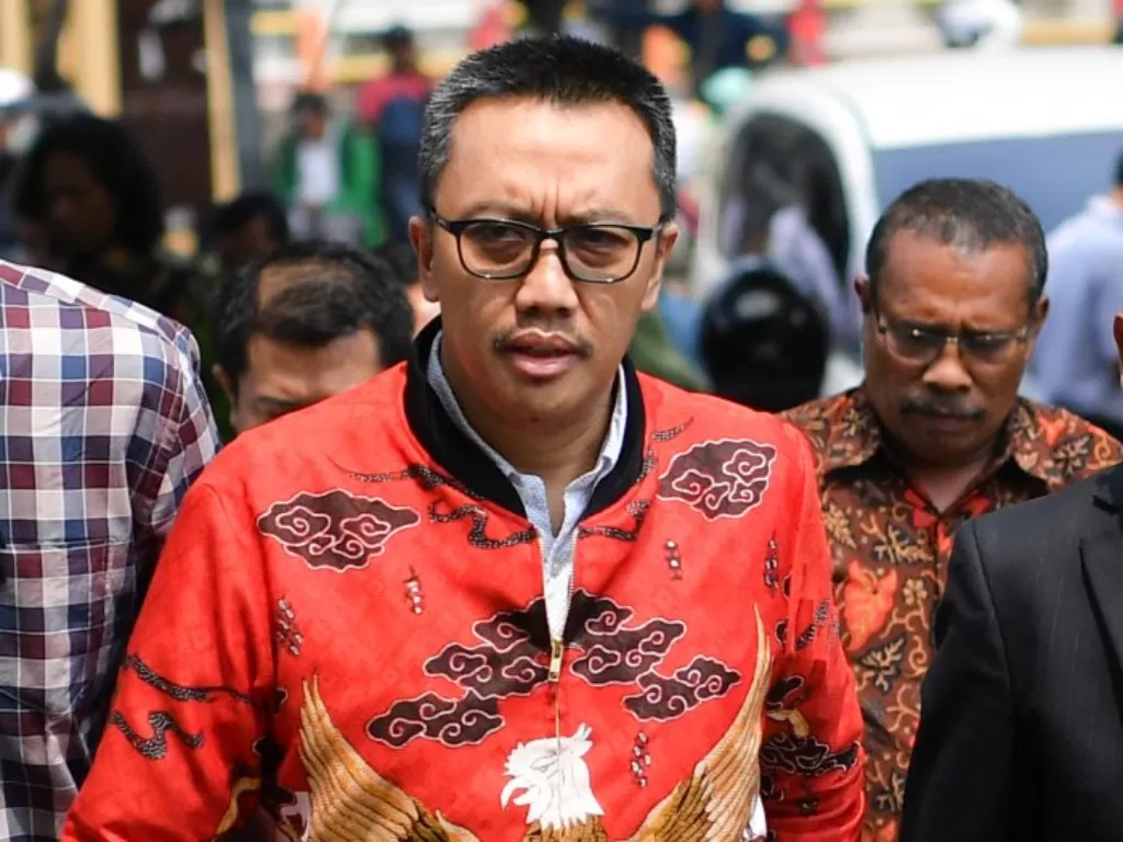 Mantan Menteri Pemuda dan Olahraga Imam Nahrawi (tengah) tiba di Gedung KPK sebelum menjalani pemeriksaan di Gedung KPK Jakarta, Jumat, (27/9). (photo/Antara/Nova Wahyudi)