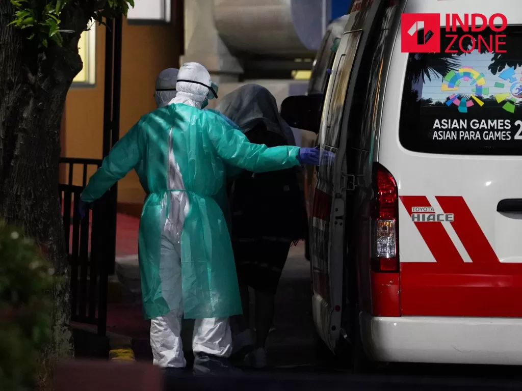 Ambulans mengantar pasien suspect virus Corona di RSPI Sulianti Saroso (INDOZONE/Arya Manggala)