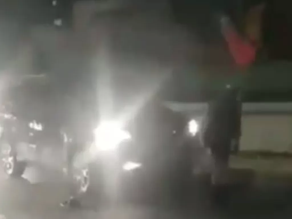 Tampilan perempuan yang dilempari traffic cone saat menghadang mobil. (SS/Instagram/@gojek24jam)