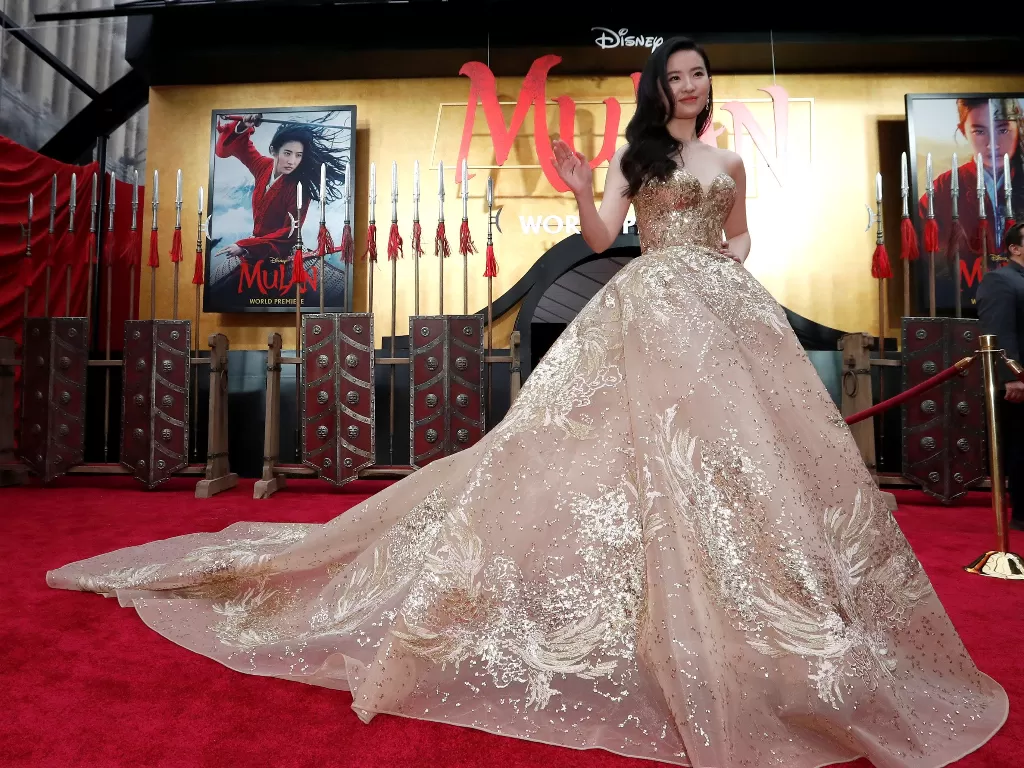 Aktris cantik Liu Yifei saat menghadiri premiere film Mulan di Los Angeles, Amerika Serikat, Senin (9/3/2020) waktu setempat. (REUTERS/Mario Anzuoni)