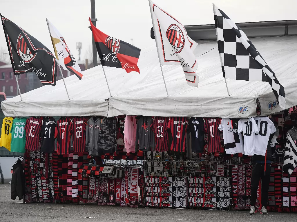 Penjual merchandise AC Milan di luar stadion San Siro. (REUTERS/Alberto Lingria)