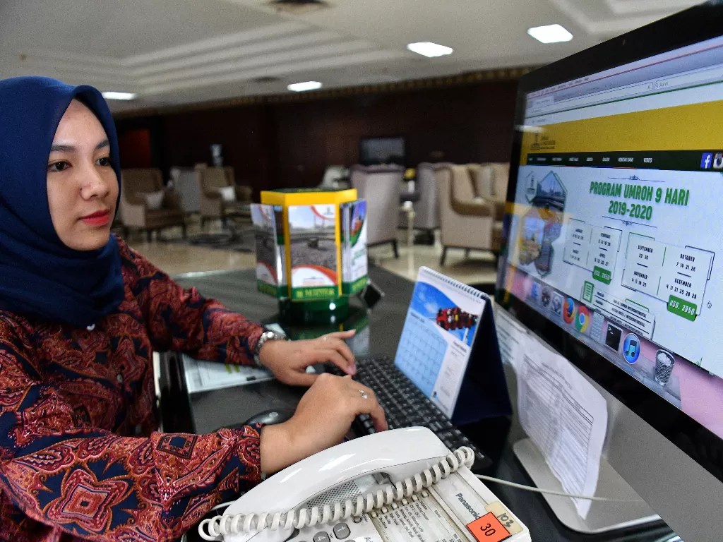 Petugas beraktivitas di kantor pusat Maktour Travel Umrah dan Haji, Jakarta Timur, Kamis (27/2/2020). (ANTARA FOTO/Sigid Kurniawan)