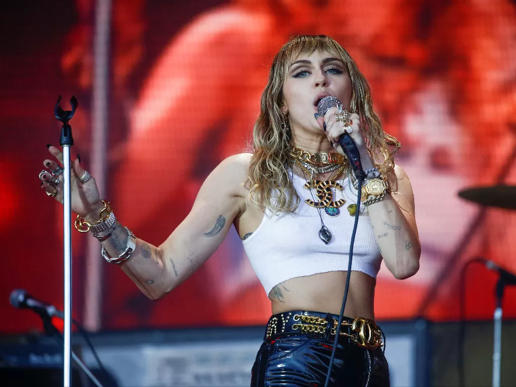 Miley Cyrus tampil di Festival Glastonbury 2019, Inggris. (photo/Reuters/Henry Nicholls)