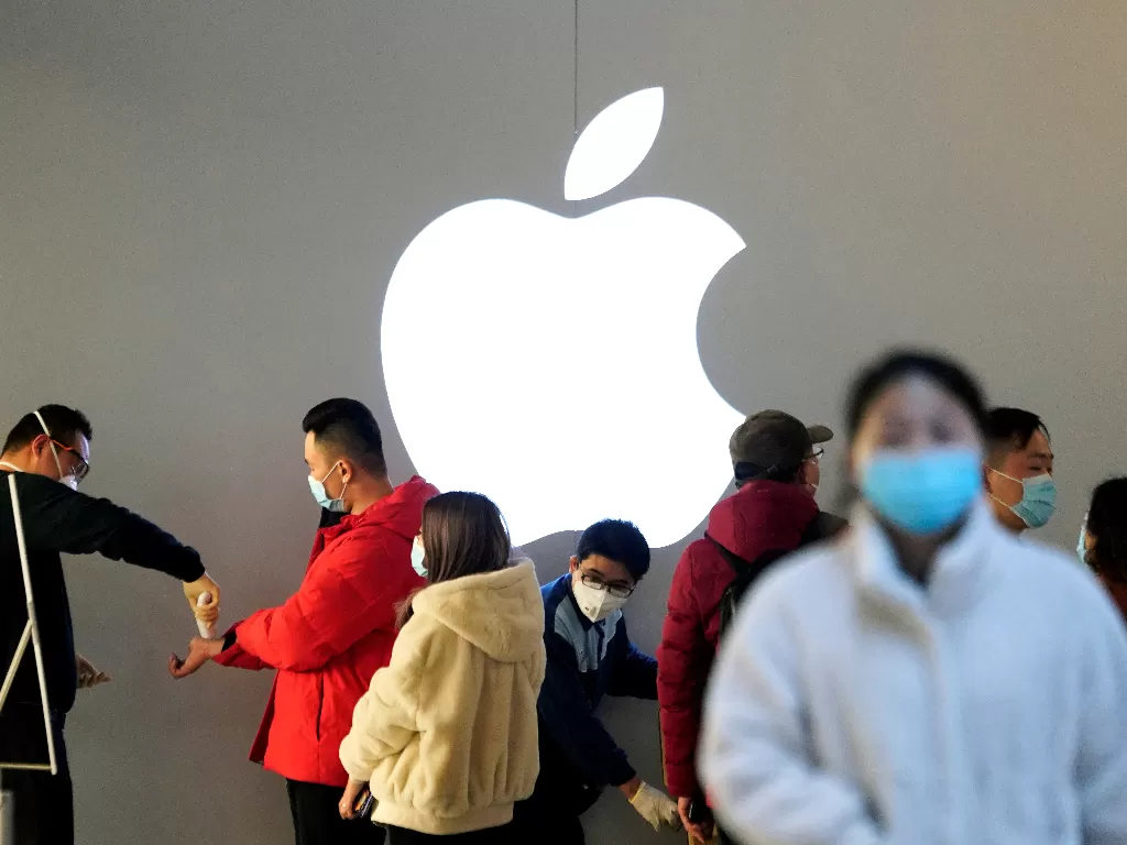 Pengunjung Apple Store yang sedang melakukan cek temperatur (photo/REUTERS/Aly Song)