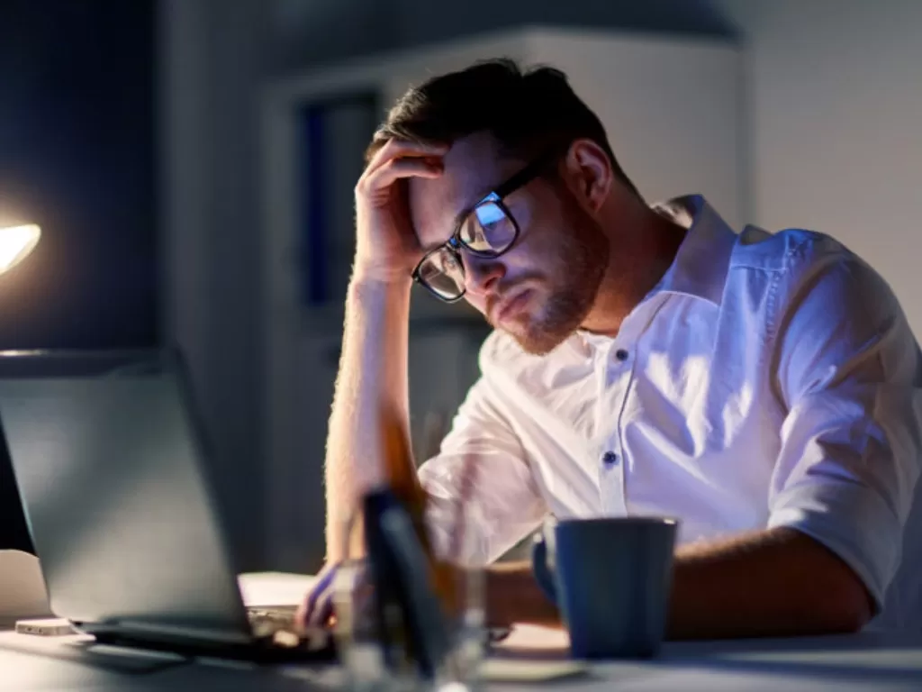 Ilustrasi seseorang stres karena bekerja (bmmagazine.co.uk)