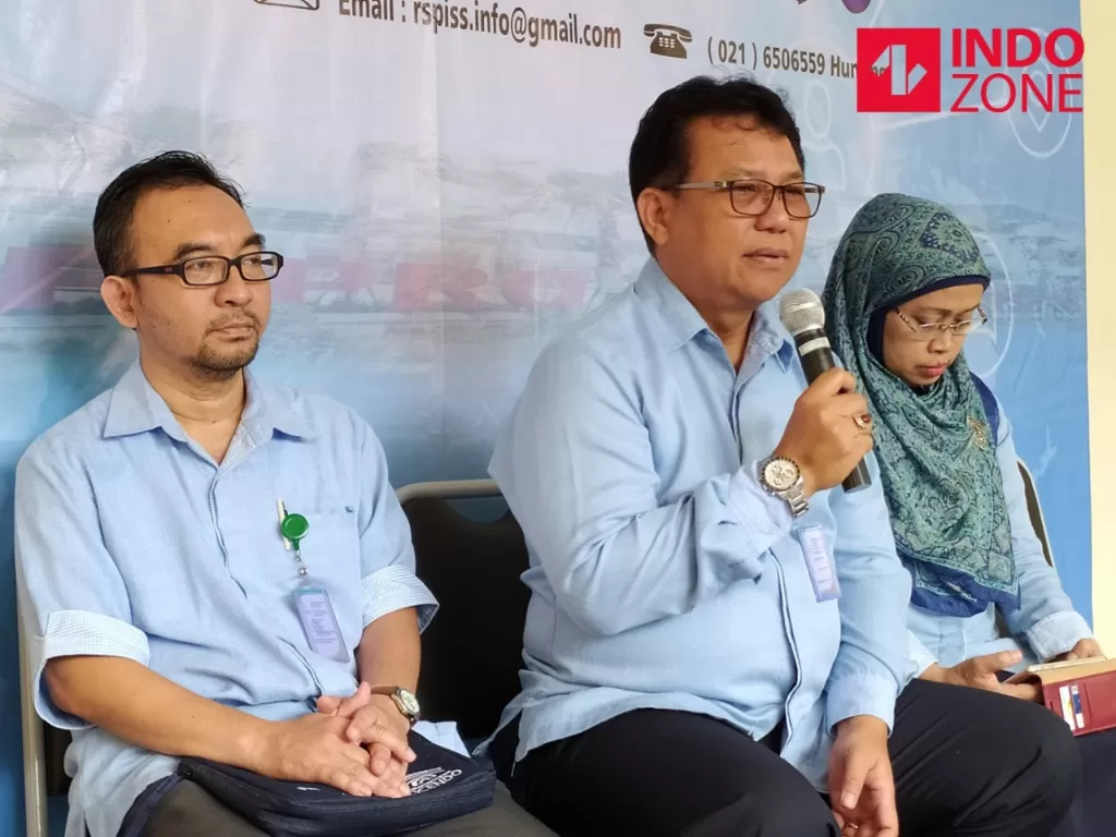Direktur Utama Rumah Sakit Penyakit Infeksi Prof. Dr. Sulianti Saroso (RSPI Sulianti Saroso), Mohammad Syahril (tengah) memberikan keterangan dalam konferensi pers di Jakarta Utara, Rabu (11/3/2020). (INDOZONE/Murti Ali Lingga)