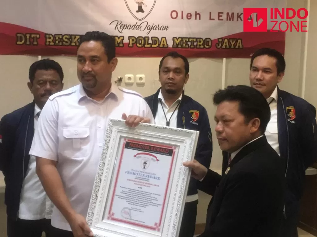 Dir Krimum Kombes Suyudi saat menerima penghargaan dari Direktur Eksekutif Lemkapi Edi Hasibuan di Polda Metro Jaya, Jakarta, Rabu (11/3/2020). (INDOZONE/Samsudhuha Wildansyah)