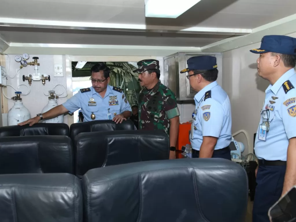 Panglima TNI saat meninjau Kontainer Isolasi Medik Udara milik TNI AU. (Puspen TNI)