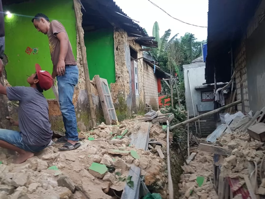 Warga memperbaiki tembok rumahnya yang ambruk akibat gempa. (Dok. BPBD Kabupaten Bogor)