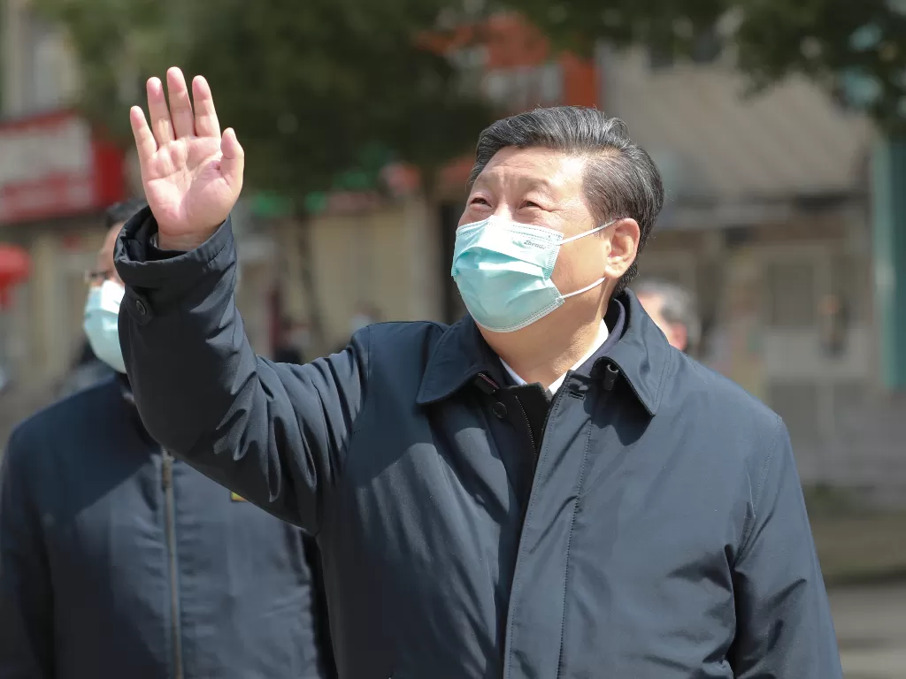 Presiden Tiongkok Xi Jinping melambaikan tangan kepada warga yang dikarantina di sebuah area permukiman di Wuhan, Provinsi Hubei, Tiongkok, Selasa (10/3/2020). (Xinhua/Pang Xinglei)