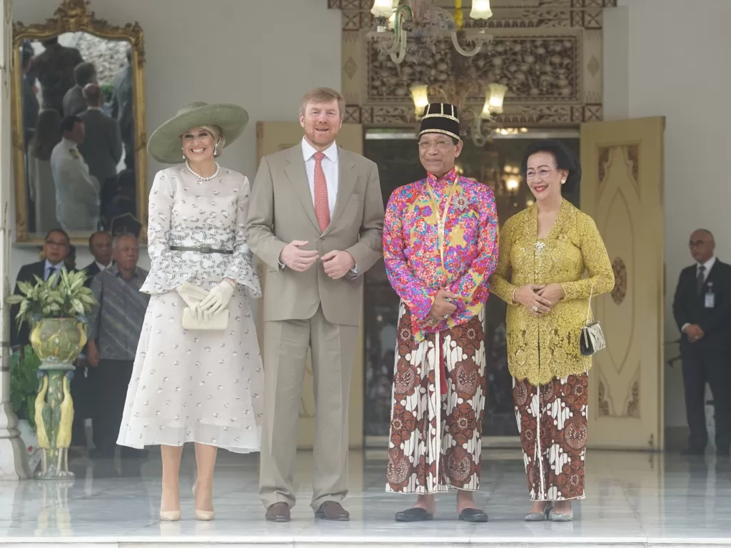 Raja Belanda Willem Alexander dan Ratu Maxima berfoto bersama Raja Keraton Yogyakarta, Sri Sultan HB X dan GKR Hemas saat melakukan kunjungan di Keraton Yogyakarta, Rabu (11/3/2020). (ANTARA FOTO/Andreas Fitri Atmoko)