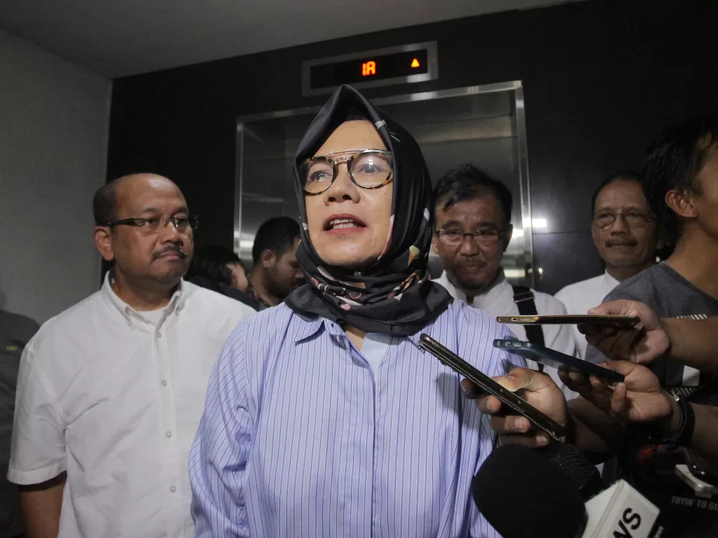 Mantan Direktur Utama PT Pertamina (Persero) Karen Agustiawan (tengah) menjawab pertanyaan wartawan saat meninggalkan Rumah Tahanan Kejaksaan Agung di Jakarta, Selasa (10/3/2020). (photo/ANTARA/Reno Esnir)
