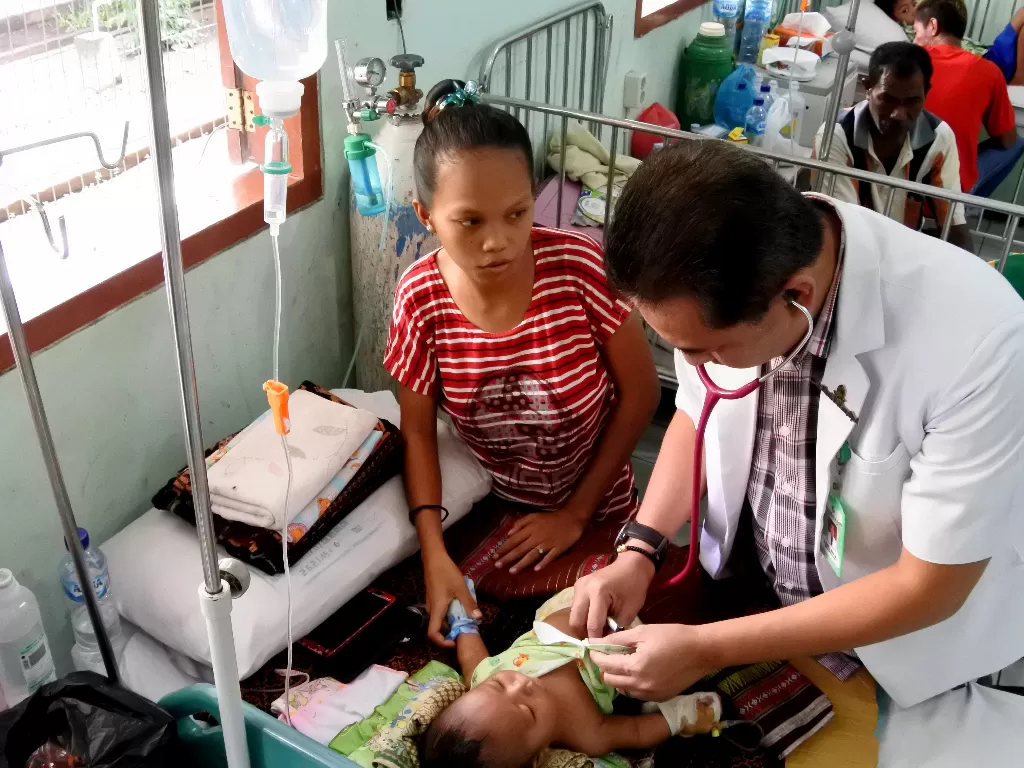Dokter memeriksa seorang balita yang terserang demam berdarah dengue (DBD) di RSUD TC Hillers Maumere, Kabupaten Sikka, NTT, Selasa (10/03/20). (ANTARA/Kornelis Kaha)