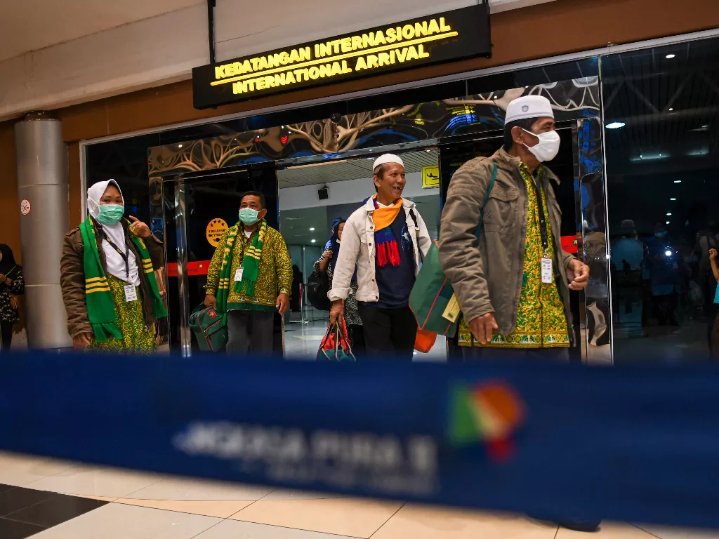 Sejumlah calon jamaah umrah yang batal berangkat ke Jeddah lewat Singapura tiba di Bandara International Sultan Mahmud Badaruddin (SMB) II Palembang, Sumatera Selatan, Jumat (28/2/2020). (ANTARA/Nova Wahyudi)