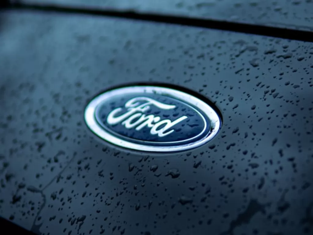 Logo pabrikan Ford. (Unsplash/ Sag Ilija)