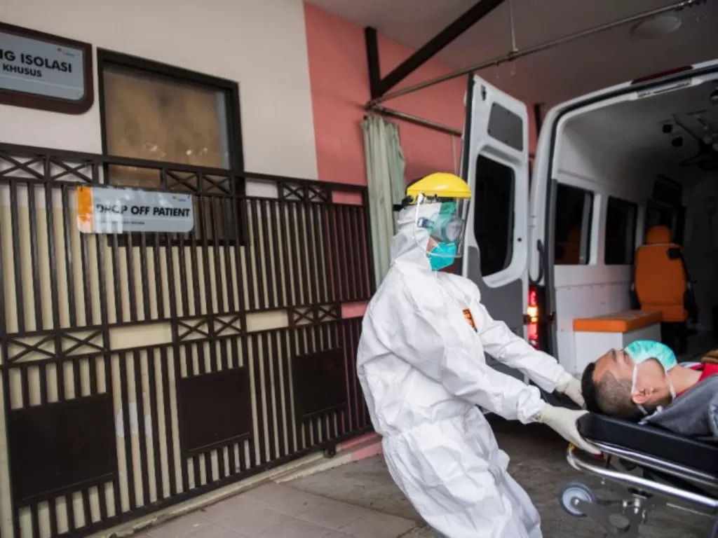 Petugas medis melakukan simulasi penanganan pasien terjangkit virus corona di RS Hasan Sadikin, Bandung, Jawa Barat, Jumat (6/3/2020). (ANTARA/M Agung Rajasa)