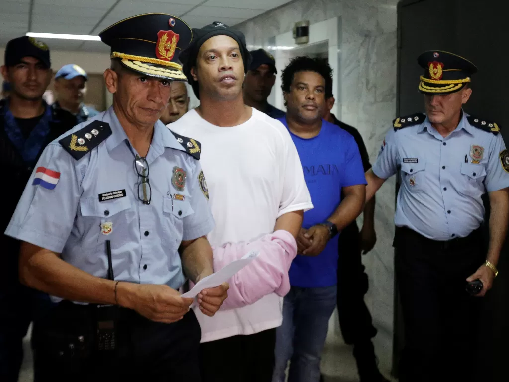 Ronaldinho saat berada di penjara Paraguay karena kasus paspor palsu. (REUTERS/Jorge Adorno)