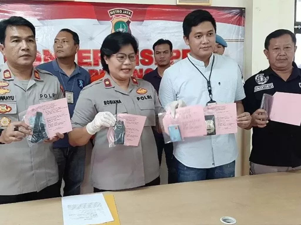 Petugas Polres Jakarta Selatan menunjukkan barang bukti milik polisi gadungan yang berhasil diamankan Polsek Pesanggrahan, Jakarta Selatan, Rabu (11/3/2020). (Polres Metro Jakarta Selatan)