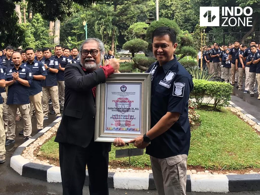 Foto-foto Pemberian penghargaan oleh Komnas PA ke Ditreskrimsus Polda Metro Jaya, Kamis (12/3/2020) (INDOZONE/Samsudhuha Wildansyah