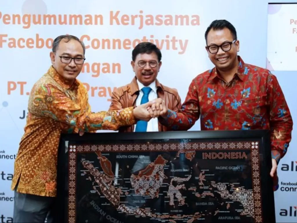 Kepala Facebook Indonesia (kanan) bersama Menkominfo (tengah) dan Alita Group (kiri). (photo/Instagram/@rubenhattari)