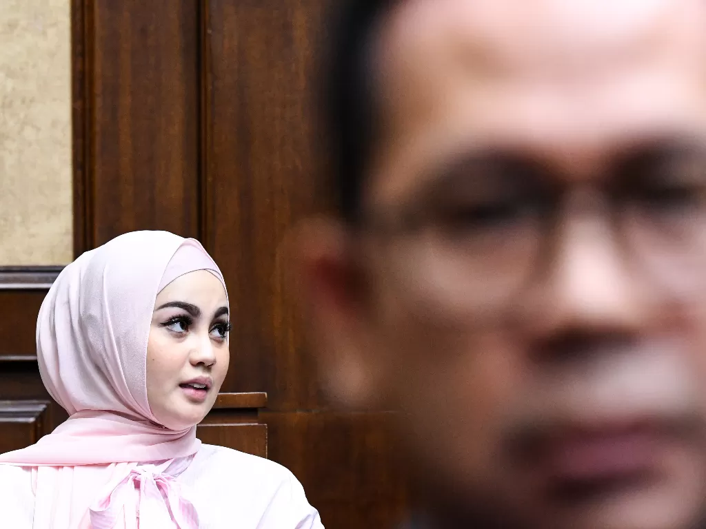 Artis Jennifer Dunn menunggu untuk menjadi saksi dalam sidang kasus tindak pidana pencucian uang (TPPU) dan korupsi alat kesehatan di Pemprov Banten dan Pemkot Tangerang Selatan dengan terdakwa Tubagus Chaeri Wardana di Pengadilan Tipikor, Jakarta, Kamis 