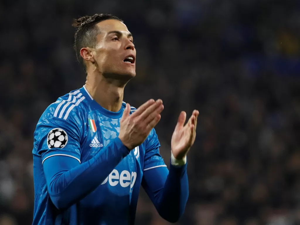 Cristiano Ronaldo sedang berada di Portugal saat Juventus mengumumkan Daniele Rugani positif virus corona. (REUTERS/Eric Gaillard)