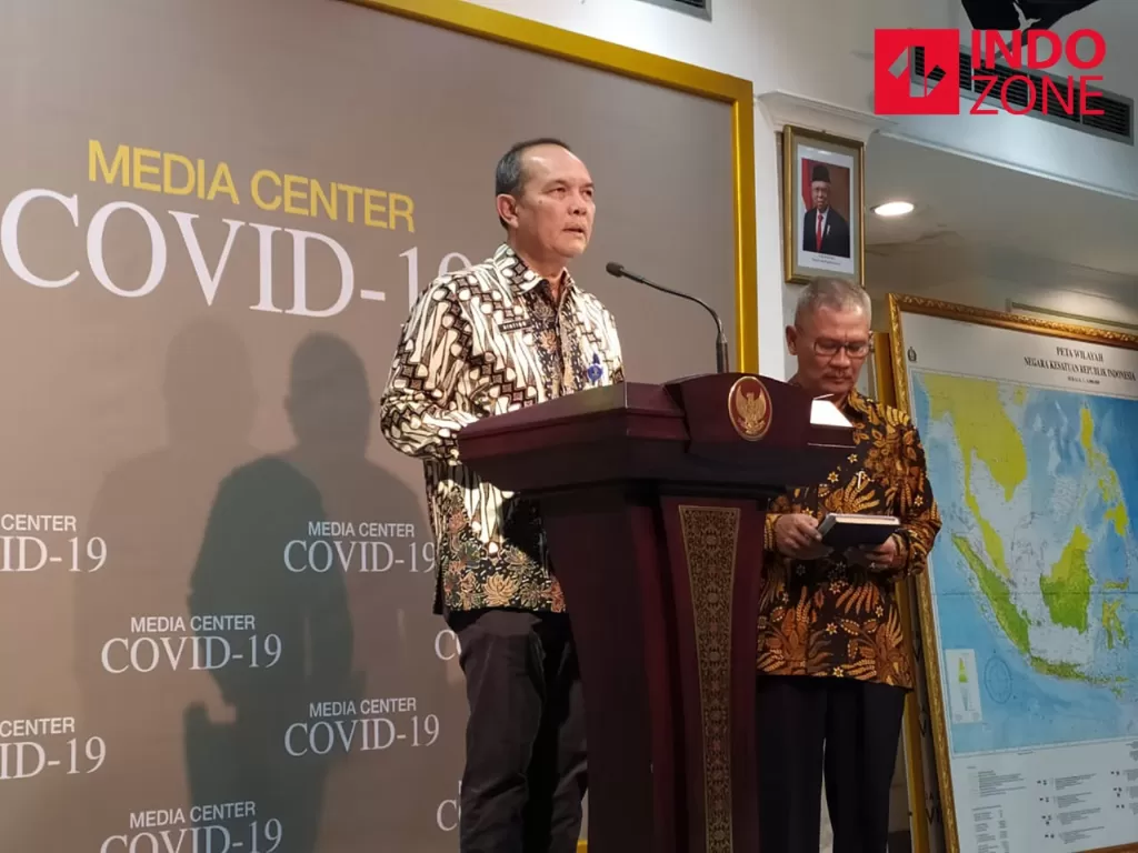 Plt. Dirjen Imigrasi Kemenkumham, Jhoni Ginting dalam konferensi pers di Istana Negara, Jakarta, Kamis (12/3/2020). (INDOZONE/Sigit Nugroho)