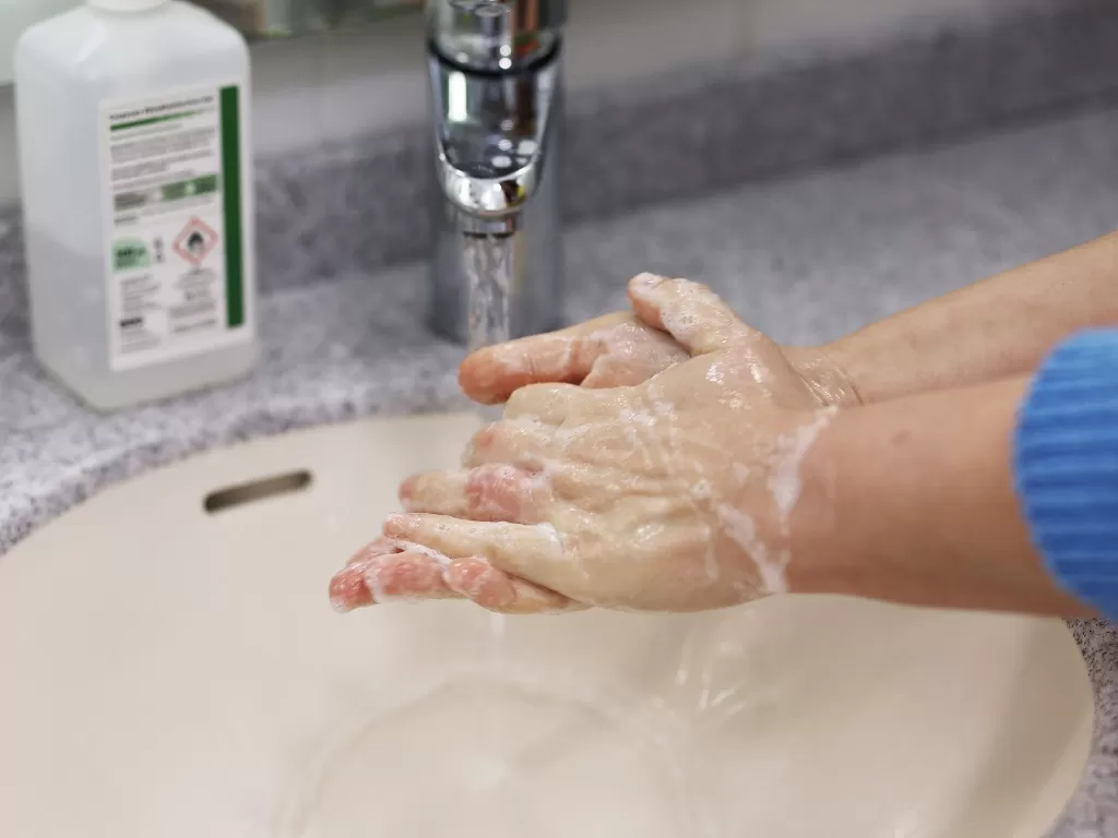 Mencuci tangan untuk mencegah terinfeksi dari virus corona (Pixabay/JKerner)