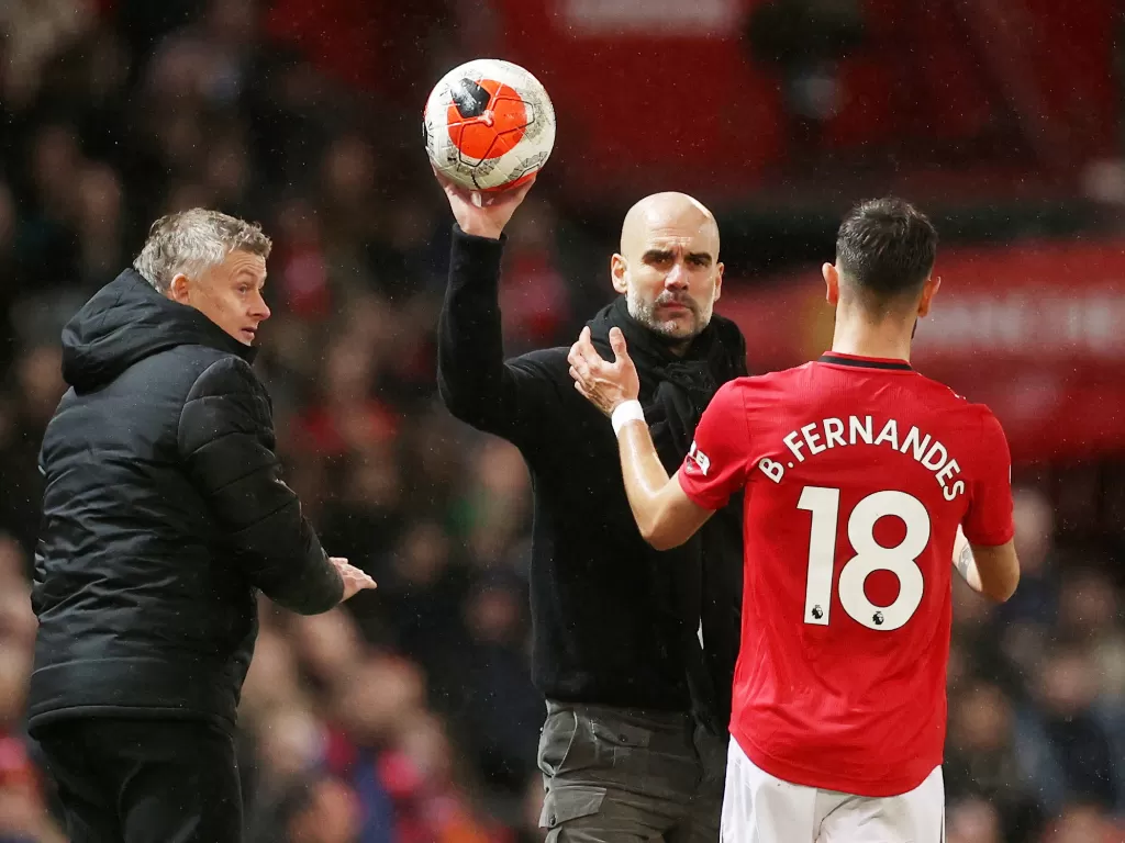 Gelandang Manchester United, Bruno Fernandes saat melawan Manchester City. (REUTERS/Carl Recine)
