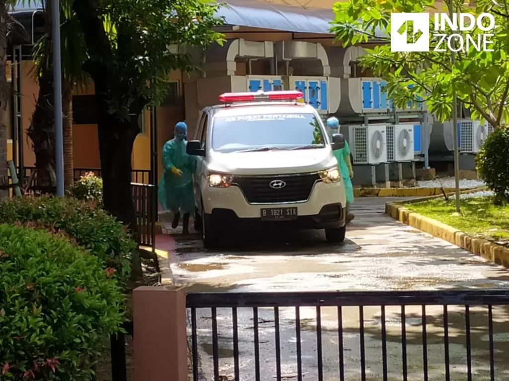 Ambulans mengantar pasien corona di RSPI Sulianti Saroso (INDOZONE/Arya Manggala)