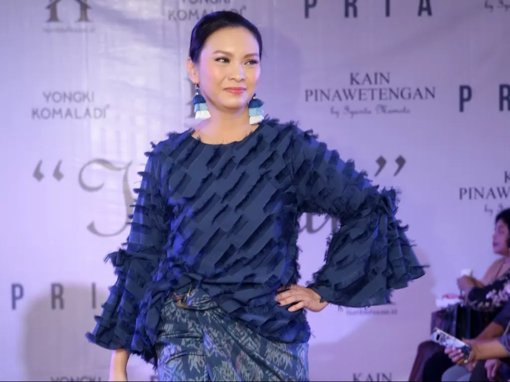 Kain Pinawetengan asal Minahasa yang digunakan oleh seorang model (Dok Tim Muara Bagja)
