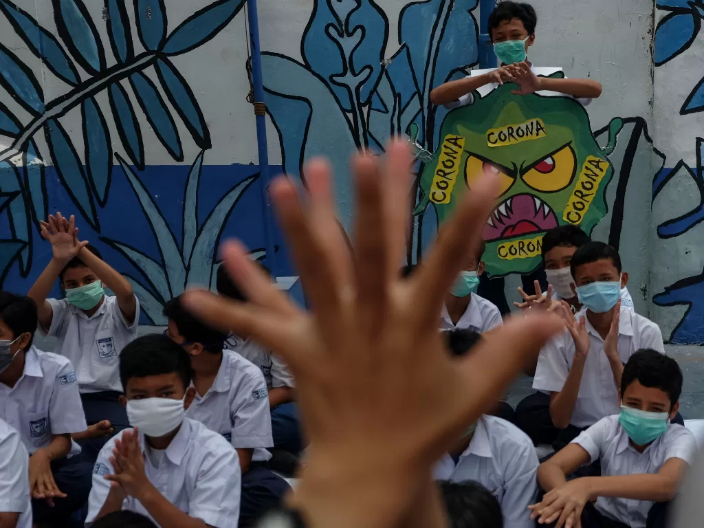 Siswa sekolah inklusi Lazuardi Kamila GIS Solo mempraktikan cara mencuci tangan yang benar saat aksi peduli hidup bersih di halaman sekolah setempat, Solo, Jawa Tengah, Selasa (3/3/2020).  (ANTARA FOTO/Maulana Surya/wsj)