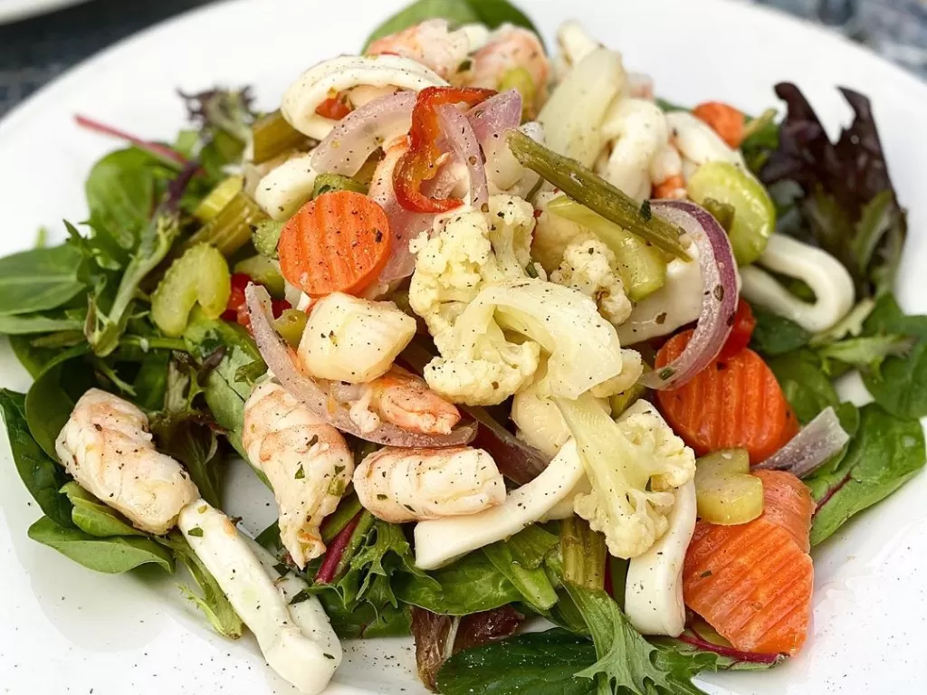 Ilustrasi salad seafood. (Instagram/hallie_rosenthal)