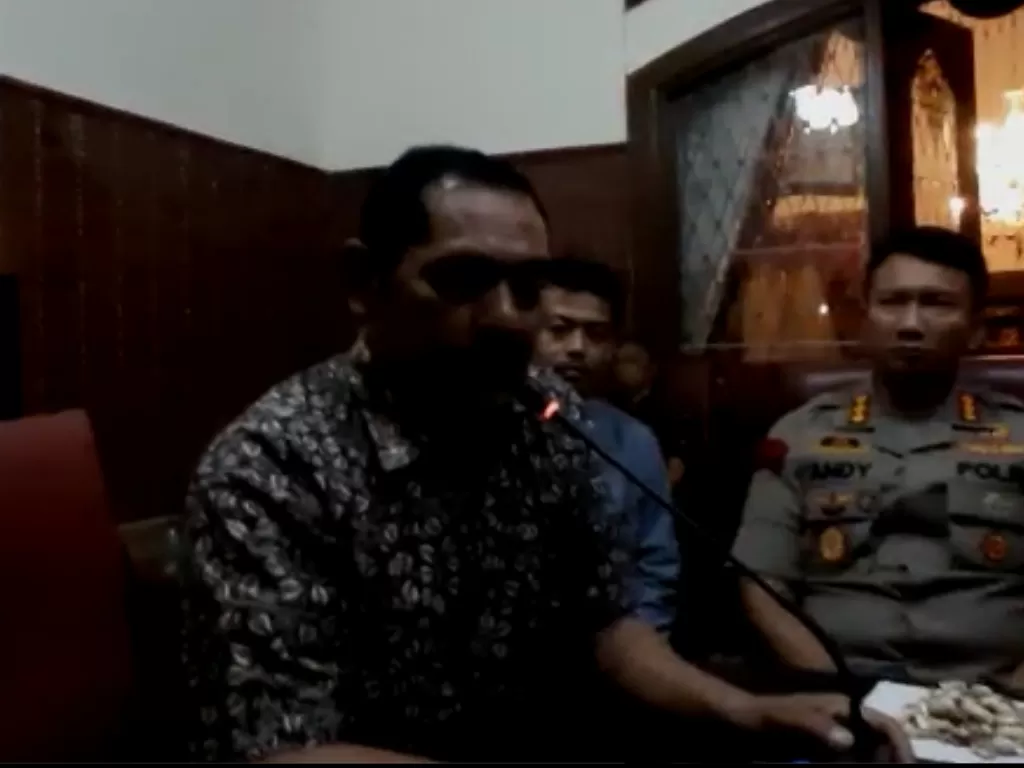 Wali Kota Solo, FX Hadi Rudyatmo saat menjelaskan status KLB kota Solo, Jumat (13/3). (photo/istimewa)