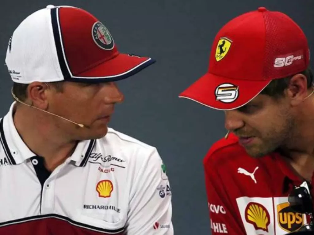 Kimi Raikkonen (kiri) ketika berbincang dengan Sebastian Vettel (kanan). (planetf1.com)